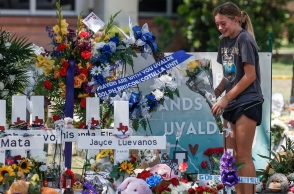 Γυναίκα θρηνεί στο σημείο που δολοφονήθηκαν μαθητές στο Τέξας μετά από ένοπλη επίθεση