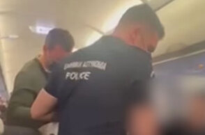 Αστυνομικοί στην Κέρκυρα συλλαμβάνουν τον Βρετανό που ούρησε τον αδελφό του στο αεροπλάνο