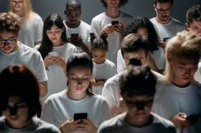 Άνθρωποι σκυμμένοι στα κινητά τους