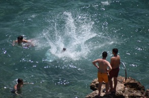 Βουτιές στη θάλασσα