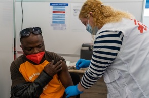 Εμβολιασμούς κατά της COVID-19 ξεκίνησαν οι Γιατροί Χωρίς Σύνορα στην Αθήνα 