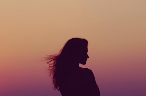 Η σκιά ενός κοριτσιού.