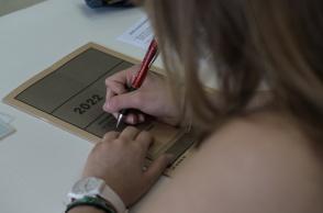 Πανελλήνιες 2022: Το τετράδιο εξέτασης για τους μαθητές των ΓΕΛ - Μαθήτρια γράφει στο εξώφυλλο