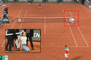 Η νεαρή ακτιβίστρια στο Roland Garros με το μπλουζάκι «Έχουμε ακόμα 1.028 μέρες»