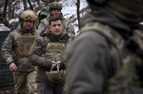 Ο Βολοντίμιρ Ζελένσκι, πρόεδρος της Ουκρανίας, στα χαρακώματα