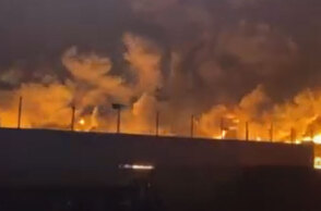 Φωτιά στον Ασπρόπυργο καίει εργοστάσιο με πλαστικά