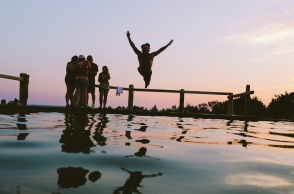 Ένας ανθρωπος βουτάει στη θάλασσα.