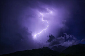 Κακοκαιρία επηρεάζει την Αττική και άλλες περιοχές στην Ελλάδα με έντονα καιρικά φαινόμενα να εκδηλώνονται