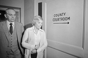 Η Marybeth Tinning οδηγείται στο δικαστήριο από τον σερίφη Barney Waldron