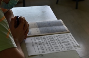 Πανελλήνιες 2022: Υποψήφιος διαβάζει τα θέματα και κρατά στο θρανίο του το τετράδιο