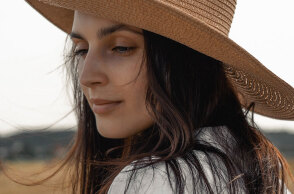 Γυναίκα με ψάθινο καπέλο