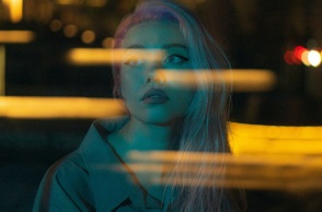 Ένα κορίτσι. 