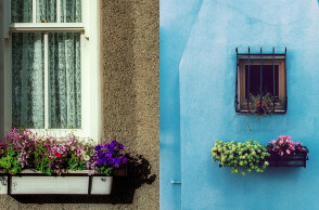 Παράθυρα με ζαρντινιέρες με λουλούδια