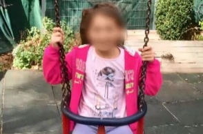 Η Αλεξία σε φωτογραφία πριν τραυματιστεί από αδέσποτη σφαίρα κάνει κούνια