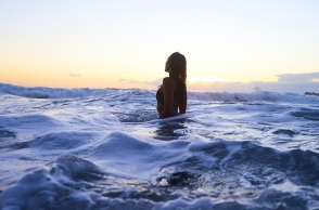 Ένα κορίτσι στην παραλία. 