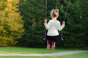 Παιδί στην εξοχή κάνει κούνια