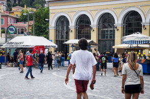 Πολίτες κάνουν βόλτα στο κέντρο της Αθήνας