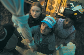 Φωτογραφία με το cast της τέταρτης σεζόν του Stranger Things.