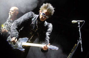 Στιγμιότυπο από τη συναυλία των Bauhaus στο φεστιβάλ Release Athens 