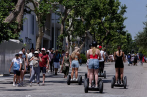 Ανοιχτά καταστήματα, μαγαζιά και σούπερ μάρκετ στην Αθήνα του Αγίου Πνεύματος 2022
