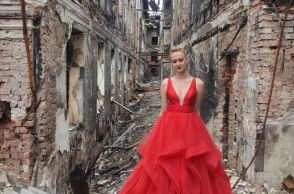 Άννα Επίσεβα, η μαθήτρια με το κόκκινο φόρεμα στην Ουκρανία