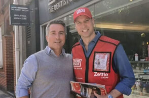 Ο πρίγκιπας Ουίλιαμ έγινε πωλητής γνωστού περιοδικού δρόμου στο Λονδίνο