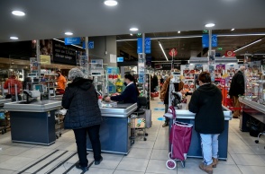 Αγίου Πνεύματος 2022: Πολίτες στο ταμείο σούπερ μάρκετ