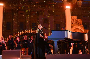 Η Αλίσια Κις ερμηνεύει στο πιάνο τραγούδια της στη συναυλία για τη βασίλισσα Ελισάβετ στο Λονδίνο