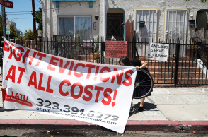 Πανό διαμρτυρίας για τις εξώσεις στην Αμερική