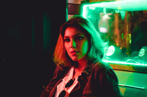 Ένα κορίτσι.