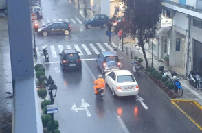 Έντονη βροχή στον Βόλο έφερε η κακοκαιρία Genesis