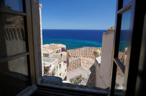 Η πανέμορφη Μονεμβασιά προσελκύει εκδρομείς το τριήμερο του Αγίου Πνεύματος