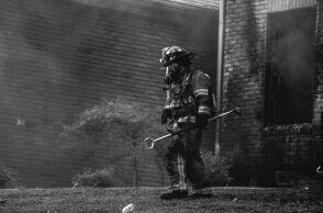 Πυροσβέστης επιχειρεί σε φωτιά σε σπίτι