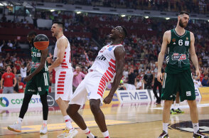 Άνετη νίκη του Ολυμπιακού στο ΣΕΦ κόντρα στον Παναθηναϊκό στον πρώτο τελικό της Basket League