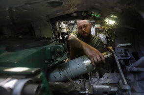 Ουκρανός στρατιώτης γεμίζει πυρομαχικά τεθωρακισμένο στο Ντονέτσκ στην Ανατολική Ουκρανία