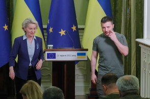 Ούρσουλα Φον ντερ Λάιεν και Βολοντίμιρ Ζελένσκι στην κοινή συνέντευξή Τύπου στο Κίεβο