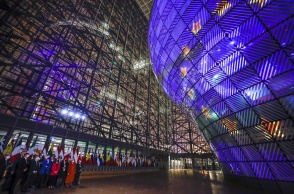 Eurogroup: Πολιτικοί κάτω από το σήμα της Ευρωπαϊκής Ένωσης που προβάλλεται σε κτήριο