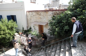 Νεκρή γυναίκα στου Γκύζη - Κάμερες και δημοσιογράφοι έξω από το σπίτι όπου βρέθηκε νεκρή