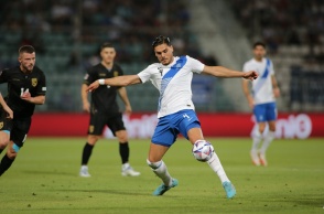 Εθνική Ελλάδος - Κόσοβο: Παίκτης έχει την κατοχή της μπάλας κόντρα στους αντιπάλους του