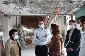 Ο Κυριάκος Μητσοτάκης με τη Μαρίνα Λαμπράκη Πλάκα και τη Λίνα Μενδώνη