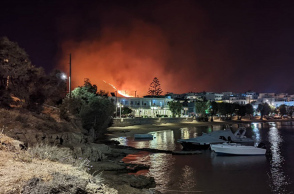Φωτιά στην Πάρο: Αναζωπυρώσεις τα ξημερώματα