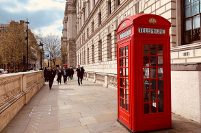 Κόκκινος τηλεφωνικός θάλαμος στην Αγγλία