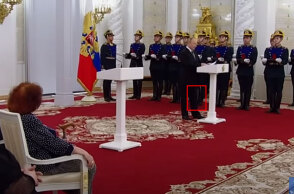 Τα πόδια του Πούτιν λυγίζουν, με τον Ρώσο πρόεδρο να προσπαθεί να κρατηθεί όρθιος