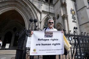 Βρετανία: Η πτήση που θα μετέφερε μετανάστες στη Ρουάντα ακυρώνεται, οδυνηρή ήττα για τον Μπόρις Τζόνσον	