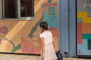 Μαθήτρια που κουβαλά τσάντα σε δημοτικό σχολείο