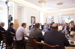 Ο Κυριάκος Μητσοτάκης συναντήθηκε στο Μαξίμου με 42 δημάρχους μικρών ελληνικών νησιών