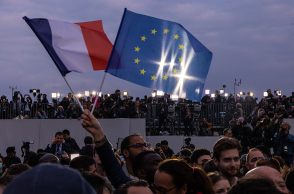 Οι σημαίες της Γαλλίας και της Ευρωπαικής Ένωσης