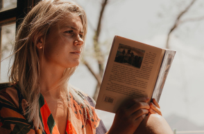 Κοπέλα που διαβάζει βιβλίο