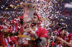 Ο μπασκετμπολίστας Γιώργος Πρίντεζης πανηγυρίζει το πρωτάθλημα στο μπάσκετ με τον Ολυμπιακό