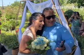 Γάμος στα Χανιά: Ο γαμπρός έκπληκτος στο πλευρό της νύφης